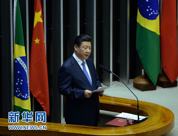 7月16日，國家主席習近平在巴西國會發(fā)表《弘揚傳統(tǒng)友好共譜合作新篇》的演講。 新華社記者 劉建生 攝 