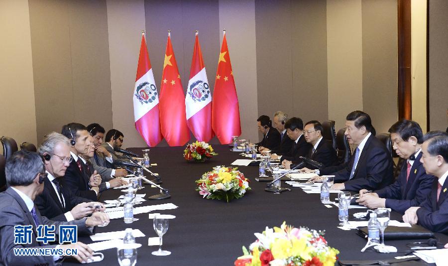 7月16日，國(guó)家主席習(xí)近平在巴西首都巴西利亞會(huì)見(jiàn)秘魯總統(tǒng)烏馬拉。新華社記者 劉建生 攝  