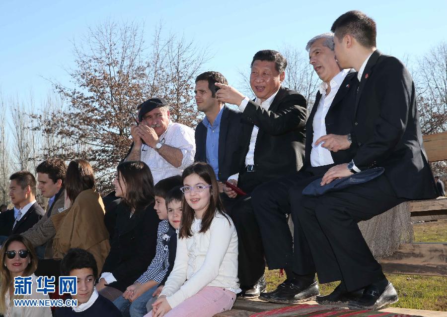 當?shù)貢r間7月19日，正在對阿根廷進行國事訪問的國家主席習近平參觀共和國莊園，考察阿根廷農牧業(yè)，了解阿根廷農牧民文化特色。新華社記者劉衛(wèi)兵攝