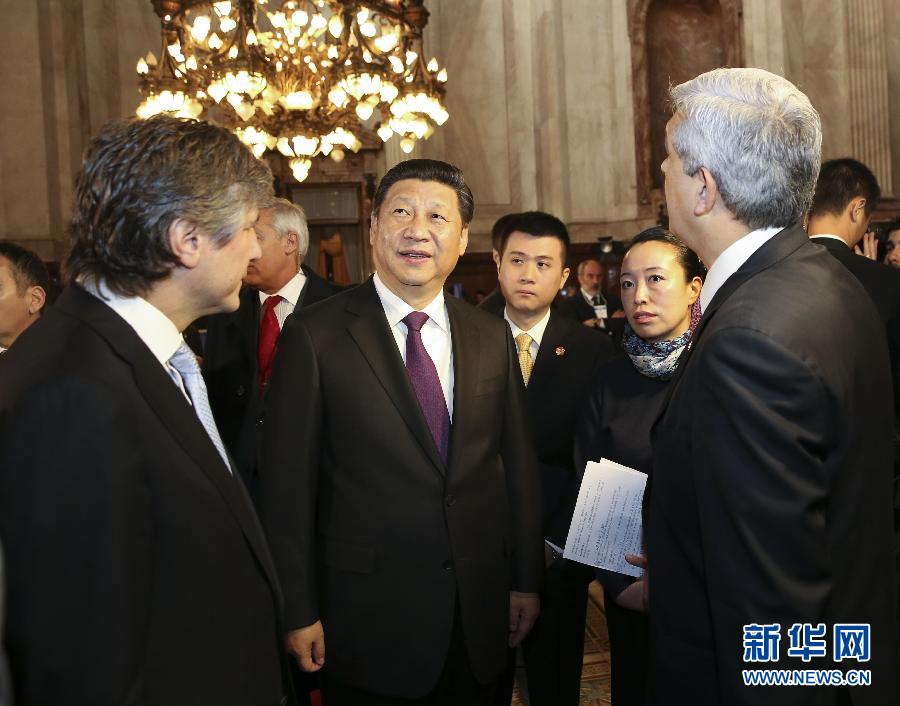 當?shù)貢r間7月19日，國家主席習(xí)近平在布宜諾斯艾利斯會見阿根廷副總統(tǒng)兼參議長布杜（前左）和眾議長多明格斯（前右）。 新華社記者丁林攝  