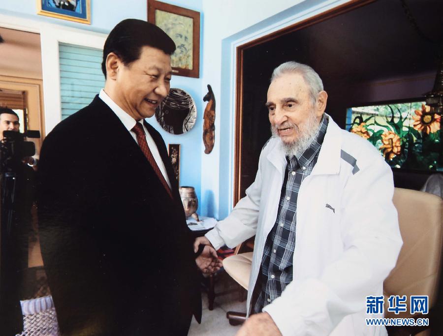 當(dāng)?shù)貢r間7月22日，國家主席習(xí)近平在哈瓦那親切探望古巴革命領(lǐng)袖菲德爾·卡斯特羅。 新華社發(fā)