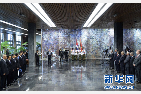 當(dāng)?shù)貢r間7月22日，國家主席習(xí)近平在哈瓦那接受古巴政府授予的“何塞·馬蒂”勛章。古巴國務(wù)委員會主席兼部長會議主席勞爾·卡斯特羅為習(xí)近平佩戴勛章。新華社記者馬占成攝