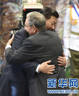 當(dāng)?shù)貢r間7月22日，國家主席習(xí)近平在哈瓦那接受古巴政府授予的“何塞·馬蒂”勛章。古巴國務(wù)委員會主席兼部長會議主席勞爾·卡斯特羅為習(xí)近平佩戴勛章。新華社記者馬占成攝