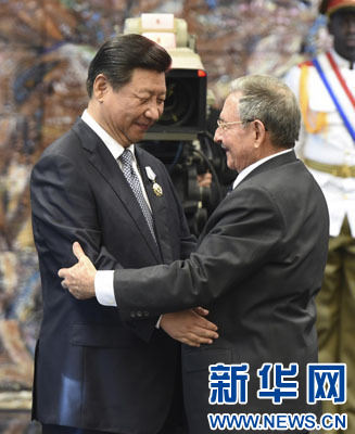 當(dāng)?shù)貢r間7月22日，國家主席習(xí)近平在哈瓦那接受古巴政府授予的“何塞·馬蒂”勛章。古巴國務(wù)委員會主席兼部長會議主席勞爾·卡斯特羅為習(xí)近平佩戴勛章。新華社記者馬占成攝