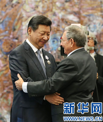 當(dāng)?shù)貢r間7月22日，國家主席習(xí)近平在哈瓦那接受古巴政府授予的“何塞·馬蒂”勛章。古巴國務(wù)委員會主席兼部長會議主席勞爾·卡斯特羅為習(xí)近平佩戴勛章。新華社記者劉衛(wèi)兵攝