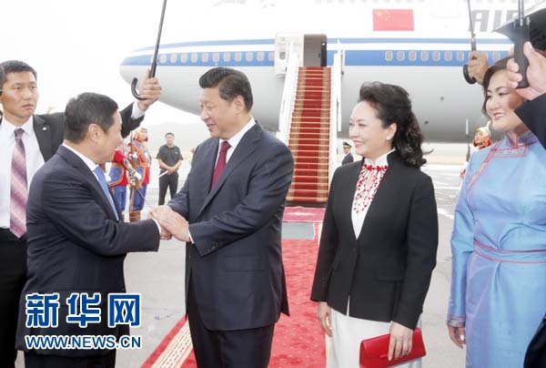 8月21日，國家主席習(xí)近平抵達(dá)烏蘭巴托，開始對蒙古國進(jìn)行國事訪問。習(xí)近平和夫人彭麗媛在機(jī)場受到蒙古國總理阿勒坦呼亞格夫婦熱情迎接。新華社記者鞠鵬攝