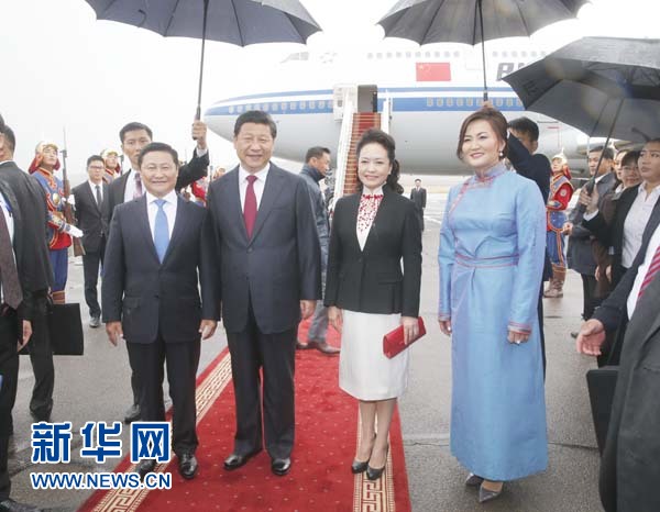 8月21日，國家主席習(xí)近平抵達(dá)烏蘭巴托，開始對蒙古國進(jìn)行國事訪問。習(xí)近平和夫人彭麗媛在機(jī)場受到蒙古國總理阿勒坦呼亞格夫婦熱情迎接。新華社記者鞠鵬攝 