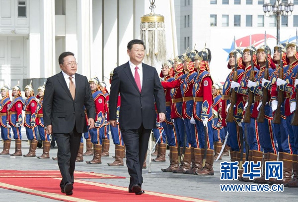 8月21日，國家主席習近平在烏蘭巴托同蒙古國總統(tǒng)額勒貝格道爾吉舉行會談。會談前，額勒貝格道爾吉在國家宮前廣場為習近平舉行隆重歡迎儀式。新華社記者 黃敬文 攝