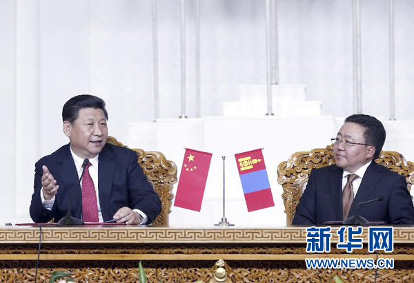 8月21日，國家主席習近平在烏蘭巴托同蒙古國總統(tǒng)額勒貝格道爾吉舉行會談。會談后，兩國元首共同會見記者。 新華社記者 鞠鵬 攝