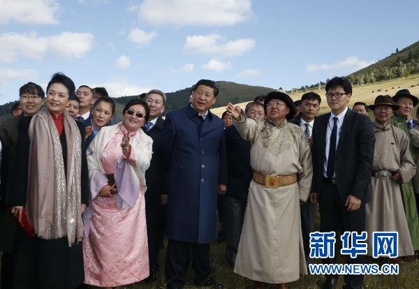 8月22日，國家主席習(xí)近平在蒙古國總統(tǒng)額勒貝格道爾吉陪同下前往烏蘭巴托市郊觀看那達慕。這是習(xí)近平和夫人彭麗媛同額勒貝格道爾吉夫婦觀看表演。新華社記者 鞠鵬 攝