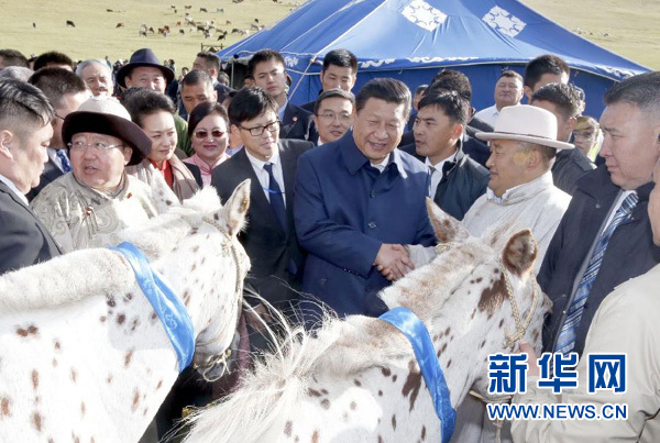 8月22日，國家主席習(xí)近平在蒙古國總統(tǒng)額勒貝格道爾吉陪同下前往烏蘭巴托市郊觀看那達慕。額勒貝格道爾吉向習(xí)近平夫婦贈送兩匹蒙古馬。習(xí)近平為兩匹馬分別取名阿爾泰和克魯倫，寓意中蒙兩國山水相連、睦鄰友好。新華社記者 鞠鵬 攝
