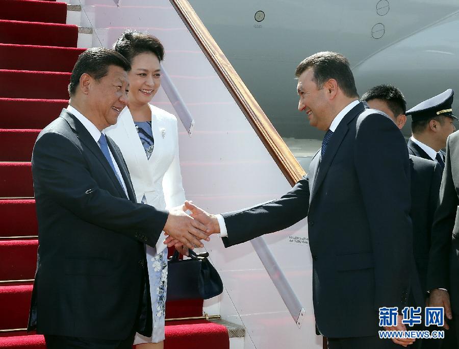 9月11日，國(guó)家主席習(xí)近平抵達(dá)杜尚別，應(yīng)塔吉克斯坦總統(tǒng)拉赫蒙邀請(qǐng)，出席上海合作組織成員國(guó)元首理事會(huì)第十四次會(huì)議并對(duì)塔吉克斯坦進(jìn)行國(guó)事訪問。習(xí)近平和夫人彭麗媛在機(jī)場(chǎng)受到塔吉克斯坦總理拉蘇爾佐達(dá)等熱情迎接。新華社記者 鞠鵬 攝 