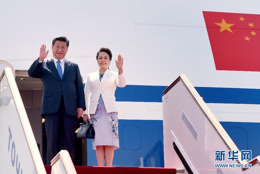 9月11日，中國(guó)國(guó)家主席習(xí)近平抵達(dá)杜尚別，應(yīng)塔吉克斯坦總統(tǒng)拉赫蒙邀請(qǐng)，出席上海合作組織成員國(guó)元首理事會(huì)第十四次會(huì)議并對(duì)塔吉克斯坦進(jìn)行國(guó)事訪問。這是習(xí)近平和夫人彭麗媛走出機(jī)艙。新華社記者 馬占成 攝 