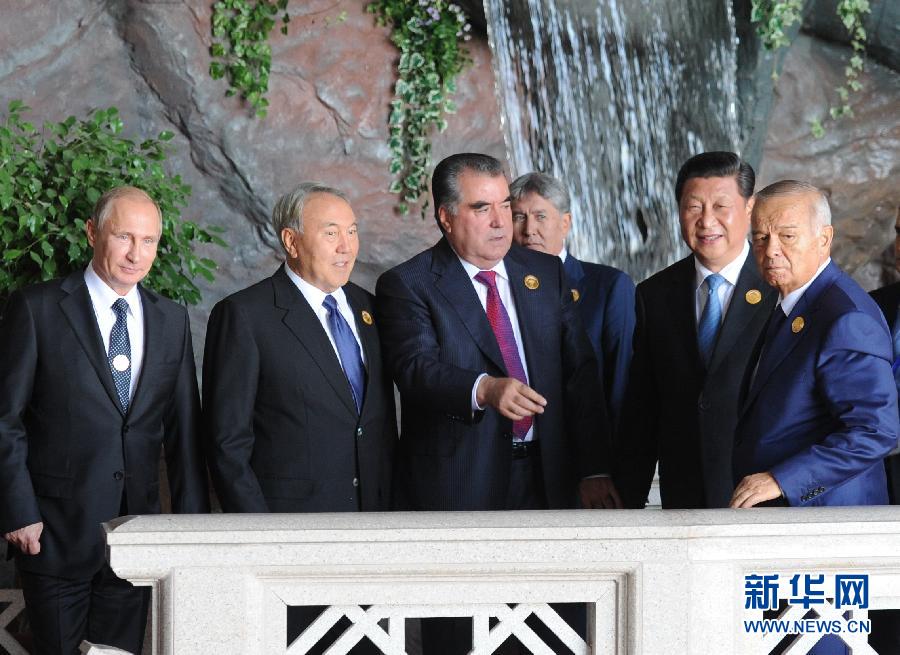 9月12日，上海合作組織成員國元首理事會第十四次會議在塔吉克斯坦首都杜尚別舉行。國家主席習(xí)近平出席會議并發(fā)表重要講話。這是習(xí)近平同其他成員國元首親切交談。新華社記者謝環(huán)馳攝 