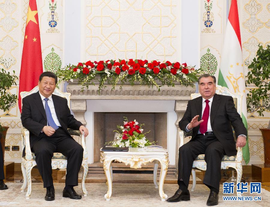 9月13日，國(guó)家主席習(xí)近平在杜尚別同塔吉克斯坦總統(tǒng)拉赫蒙舉行會(huì)談。 新華社記者黃敬文攝 