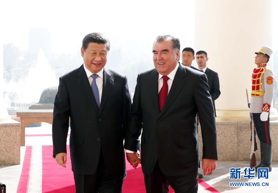 9月13日，國(guó)家主席習(xí)近平在杜尚別同塔吉克斯坦總統(tǒng)拉赫蒙舉行會(huì)談。 這是會(huì)談開始前，兩國(guó)元首步入會(huì)談大廳。 新華社記者鞠鵬攝 