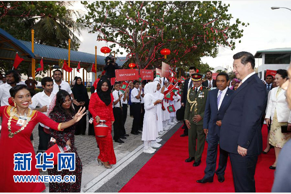  9月14日，國(guó)家主席習(xí)近平抵達(dá)馬累，開始對(duì)馬爾代夫進(jìn)行國(guó)事訪問(wèn)。習(xí)近平和夫人彭麗媛在機(jī)場(chǎng)受到馬爾代夫總統(tǒng)亞明夫婦的熱情迎接。新華社記者 鞠鵬 攝 