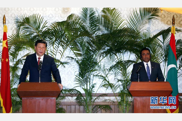 9月15日，國家主席習(xí)近平在馬累與馬爾代夫總統(tǒng)亞明共同會見記者。 新華社記者 鞠鵬 攝