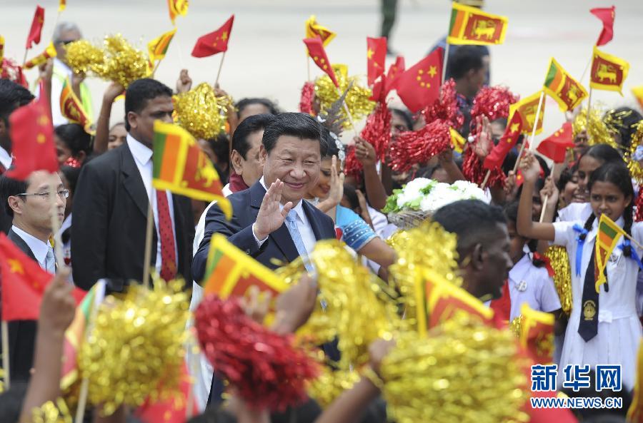  9月16日，國家主席習近平抵達科倫坡，開始對斯里蘭卡進行國事訪問。在班達拉奈克國際機場，習近平和夫人彭麗媛受到拉賈帕克薩總統(tǒng)夫婦熱情迎接。新華社記者謝環(huán)馳攝 