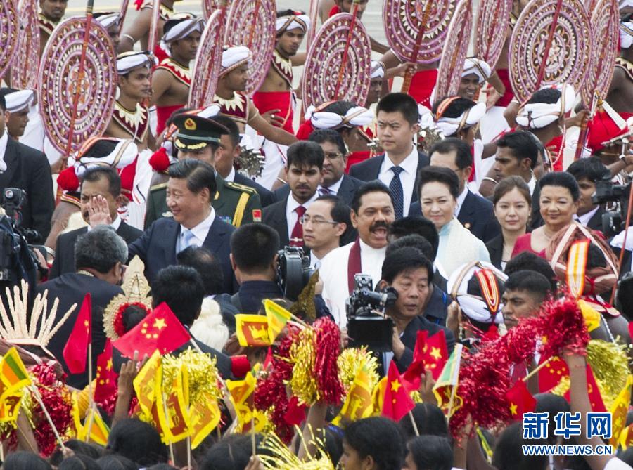 9月16日，國家主席習近平抵達科倫坡，開始對斯里蘭卡進行國事訪問。在班達拉奈克國際機場，習近平和夫人彭麗媛受到拉賈帕克薩總統(tǒng)夫婦熱情迎接。新華社記者黃敬文攝 