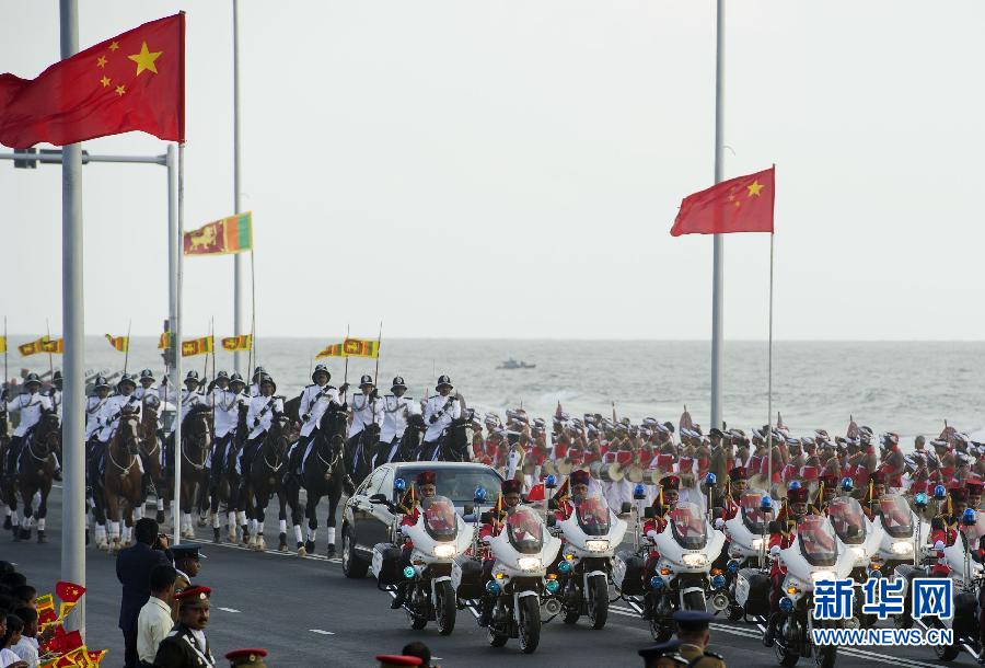 9月16日，斯里蘭卡總統(tǒng)拉賈帕克薩在科倫坡為國(guó)家主席習(xí)近平舉行盛大歡迎儀式。這是習(xí)近平和夫人彭麗媛乘坐的專(zhuān)車(chē)在摩托車(chē)隊(duì)和騎兵隊(duì)護(hù)衛(wèi)下駛?cè)霘g迎儀式現(xiàn)場(chǎng)。新華社記者謝環(huán)馳攝