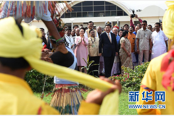 9月17日，國家主席習(xí)近平抵達(dá)古吉拉特邦艾哈邁達(dá)巴德市，開始對印度進(jìn)行國事訪問。這是印度青年跳起古吉拉特邦傳統(tǒng)舞蹈，歡迎習(xí)近平和夫人彭麗媛。新華社記者 馬占成 攝