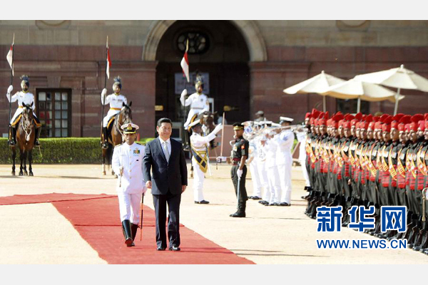 9月18日，國家主席習(xí)近平出席印度總統(tǒng)慕克吉在總統(tǒng)府舉行的隆重歡迎儀式。 新華社記者 張鐸 攝