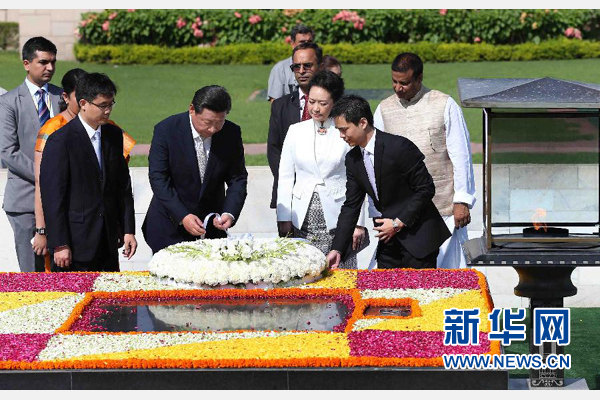 9月18日，國家主席習(xí)近平和夫人彭麗媛在新德里向甘地墓敬獻(xiàn)花圈。 新華社記者 龐興雷 攝