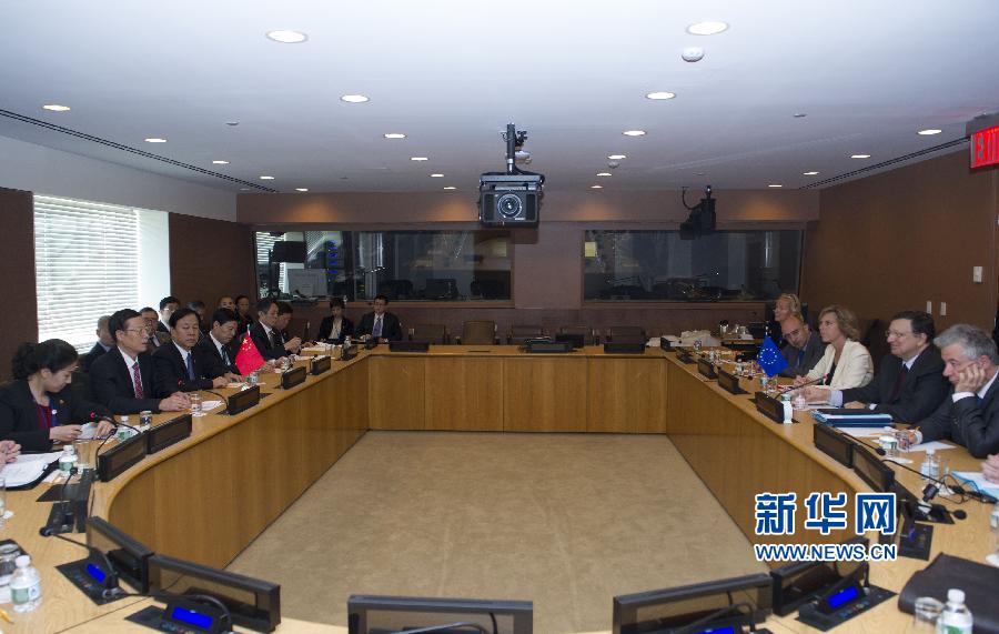  9月23日，正在紐約出席聯(lián)合國(guó)氣候峰會(huì)的國(guó)家主席習(xí)近平特使、國(guó)務(wù)院副總理張高麗在紐約聯(lián)合國(guó)總部會(huì)見(jiàn)歐盟委員會(huì)主席巴羅佐。新華社記者 王曄 攝 
