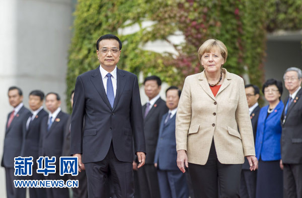 10月10日，德國總理默克爾在柏林總理府前廣場舉行隆重儀式，歡迎國務(wù)院總理李克強(qiáng)對德國進(jìn)行正式訪問。 新華社記者 謝環(huán)馳 攝 