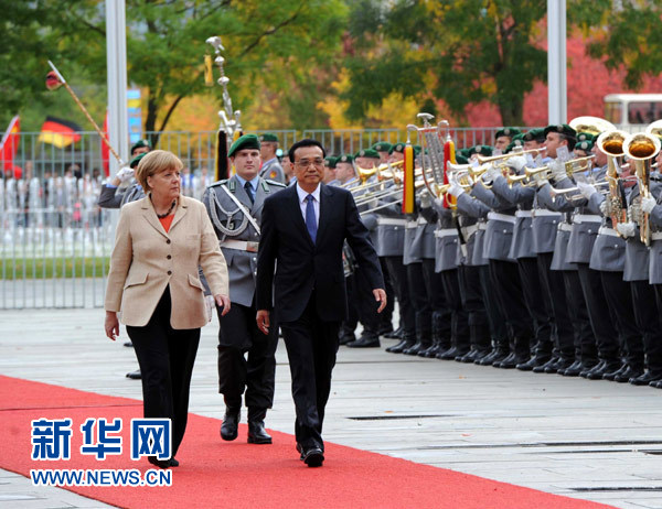 10月10日，德國總理默克爾在柏林總理府前廣場舉行隆重儀式，歡迎中國國務(wù)院總理李克強(qiáng)對德國進(jìn)行正式訪問。 新華社記者 饒愛民 攝 