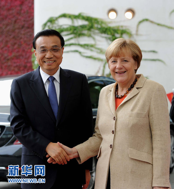 10月10日，德國總理默克爾在柏林總理府前廣場舉行隆重儀式，歡迎中國國務(wù)院總理李克強(qiáng)對德國進(jìn)行正式訪問。 新華社記者 饒愛民 攝 