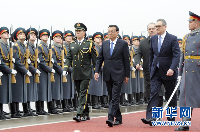 10月12日，中國國務(wù)院總理李克強(qiáng)乘專機(jī)抵達(dá)莫斯科，開始對俄羅斯進(jìn)行正式訪問并舉行中俄總理第十九次定期會(huì)晤。俄方在機(jī)場舉行隆重儀式，歡迎李克強(qiáng)總理。新華社記者 張鐸 攝