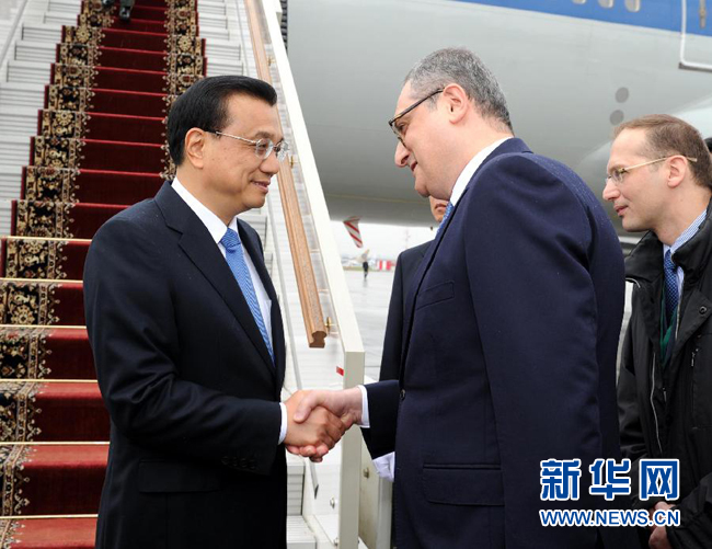 10月12日，中國國務院總理李克強乘專機抵達莫斯科，開始對俄羅斯進行正式訪問并舉行中俄總理第十九次定期會晤。俄羅斯聯(lián)邦政府高級官員到機場迎接李克強總理。新華社記者 饒愛民 攝