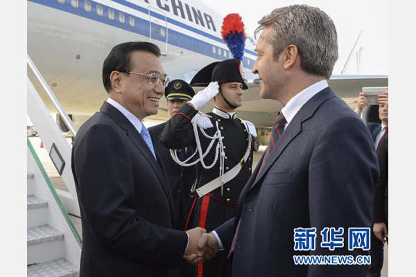 10月14日，國務(wù)院總理李克強(qiáng)乘專機(jī)抵達(dá)羅馬，開始對(duì)意大利進(jìn)行正式訪問，意大利政府高級(jí)官員到機(jī)場(chǎng)迎接。 新華社記者李學(xué)仁攝