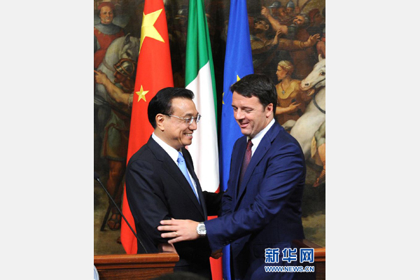 10月14日，中國國務(wù)院總理李克強與意大利總理倫齊在羅馬舉行會談后共同會見記者。 新華社記者 饒愛民 攝 