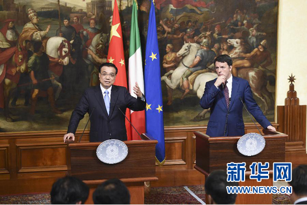 10月14日，國務(wù)院總理李克強在羅馬與意大利總理倫齊舉行會談后共同會見記者。 新華社記者 李學(xué)仁 攝