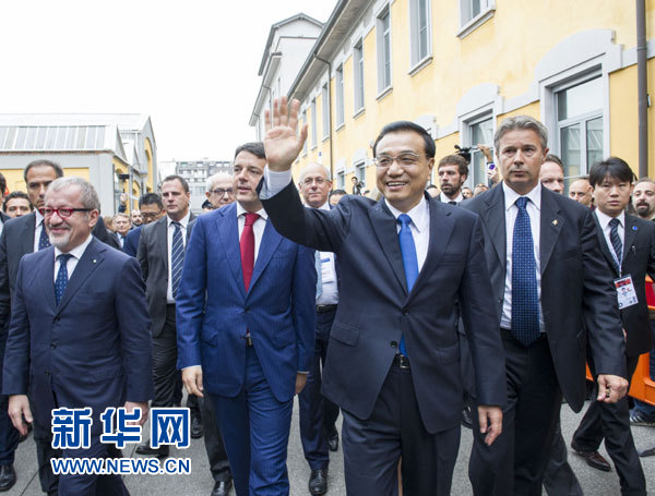 10月16日，中國國務(wù)院總理李克強(qiáng)在米蘭與意大利總理倫齊共同出席第五屆中意創(chuàng)新合作周大會并致辭。這是李克強(qiáng)抵達(dá)位于米蘭理工大學(xué)的會場。新華社記者王曄攝