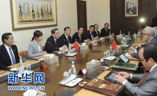 11月3日，全國(guó)政協(xié)主席俞正聲在拉巴特會(huì)見(jiàn)摩洛哥政府首腦本·基蘭。 新華社記者 張鐸 攝