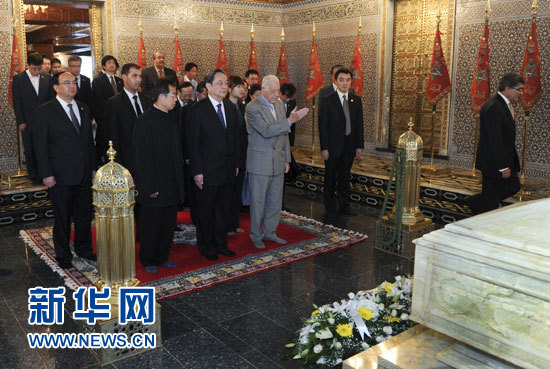 11月4日，中國(guó)全國(guó)政協(xié)主席俞正聲在拉巴特拜謁穆罕默德五世墓。新華社記者 張鐸 攝