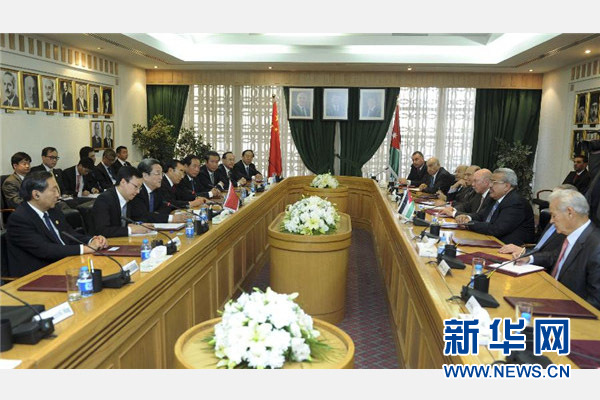 11月9日，正在約旦進行正式友好訪問的全國政協(xié)主席俞正聲在安曼與約旦參議長拉瓦比德進行會談。 新華社記者 張鐸 攝 