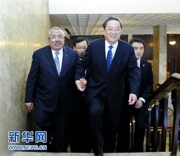 11月9日，正在約旦進行正式友好訪問的全國政協(xié)主席俞正聲在安曼與約旦參議長拉瓦比德進行會談。這是會談前，俞正聲與拉瓦比德攜手步入會場。新華社記者 張鐸 攝 