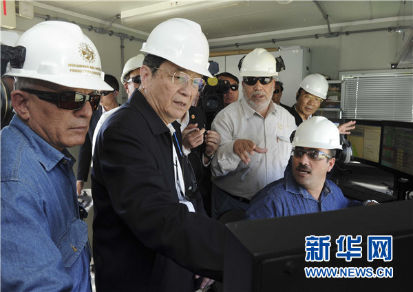 11月8日，正在約旦進行正式友好訪問的全國政協(xié)主席俞正聲在安曼參觀阿拉伯鉀肥公司。這是俞正聲在采鹽船上仔細詢問開采情況。 新華社記者 張鐸 攝
