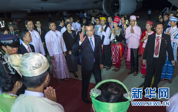 11月12日，中國國務(wù)院總理李克強(qiáng)抵達(dá)內(nèi)比都，出席東亞合作領(lǐng)導(dǎo)人系列會議并對緬甸進(jìn)行正式訪問。 新華社記者王曄攝