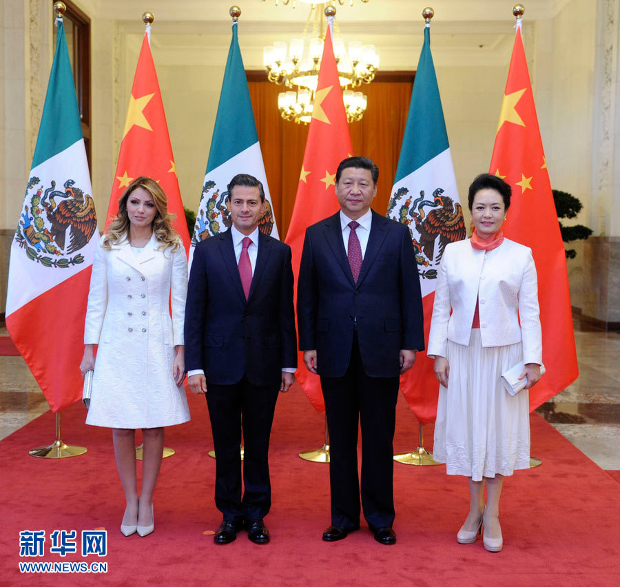 11月13日，國家主席習(xí)近平在北京人民大會堂北大廳舉行儀式，歡迎墨西哥總統(tǒng)培尼亞對中國進(jìn)行國事訪問。這是習(xí)近平和夫人彭麗媛同培尼亞夫婦合影。 新華社記者 張鐸 攝