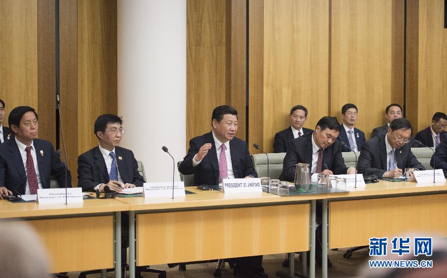11月17日，國(guó)家主席習(xí)近平在堪培拉和澳大利亞總理阿博特共同出席第四屆中澳工商界首席執(zhí)行官圓桌會(huì)。這次會(huì)議是由澳大利亞企業(yè)領(lǐng)袖理事會(huì)和中國(guó)國(guó)家開(kāi)發(fā)銀行共同組織承辦的。新華社記者 謝環(huán)馳 攝 