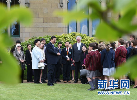 11月18日，國家主席習(xí)近平在澳大利亞塔斯馬尼亞州與朗塞斯頓市斯科奇－歐克伯恩小學(xué)的小學(xué)生共同植樹。新華社記者 馬占成 攝