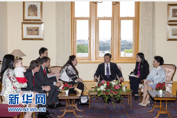 11月18日，國家主席習(xí)近平在澳大利亞塔斯馬尼亞州參觀訪問。這是習(xí)近平看望已故塔斯馬尼亞州前州長培根的家人。新華社記者 丁林 攝