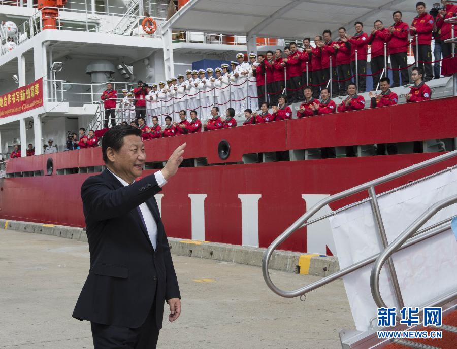 11月18日，正在澳大利亞塔斯馬尼亞州首府霍巴特訪問的中國國家主席習(xí)近平在澳大利亞總理阿博特陪同下參觀南極科考項(xiàng)目并慰問兩國科考人員。這是習(xí)近平在霍巴特港看望正在這里補(bǔ)給的“雪龍”號(hào)全體科考人員。新華社記者李學(xué)仁攝 