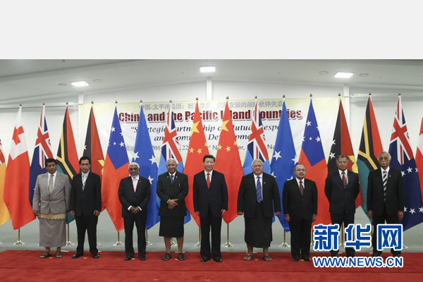 11月22日，國家主席習(xí)近平在楠迪同斐濟總理姆拜尼馬拉馬、密克羅尼西亞聯(lián)邦總統(tǒng)莫里、薩摩亞總理圖伊拉埃帕、巴布亞新幾內(nèi)亞總理奧尼爾、瓦努阿圖總理納圖曼、庫克群島總理普納、湯加首相圖伊瓦卡諾、紐?？偫硭忍窖髰u國領(lǐng)導(dǎo)人舉行集體會晤。姚大偉攝